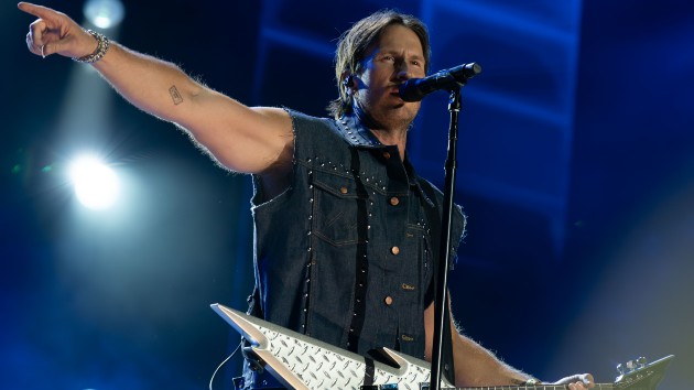 What’s ‘happening’ to Russell Dickerson? Families, a home reno and s’mores
